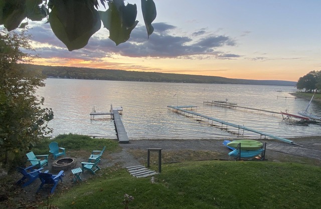 5-Bdrm Lakefront Retreat w.Charming Guest House: 15 mins to Letchworth, Geneseo