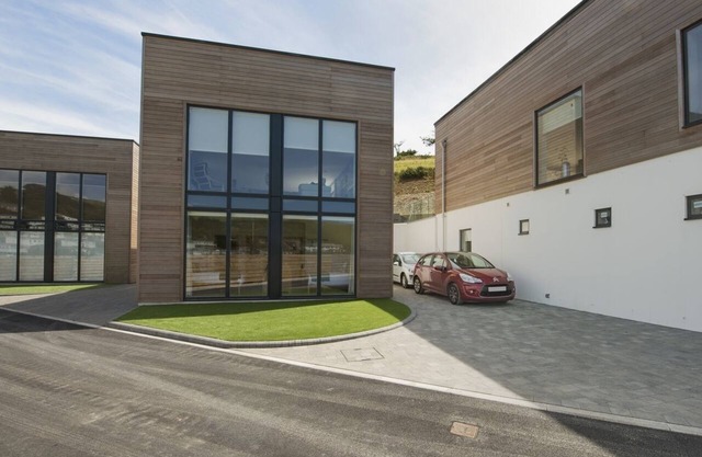 5 BEACHDOWN, pet friendly, luxury holiday cottage in Challaborough