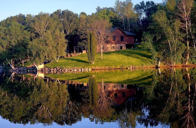 5 bed, 2 bath Lake Home, screen porch, 2 kayaks, patio, otter island.