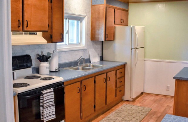 5 Bed/4.5 Bath; Great for Large Groups! 20 Mins to VT