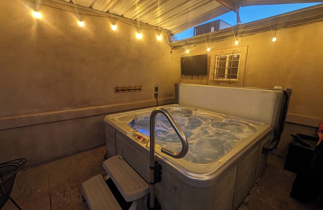 5 Bed UPDATED Home - Hot Tub, Fire Pits, Games, Bring the Whole Crew! Sleeps 14