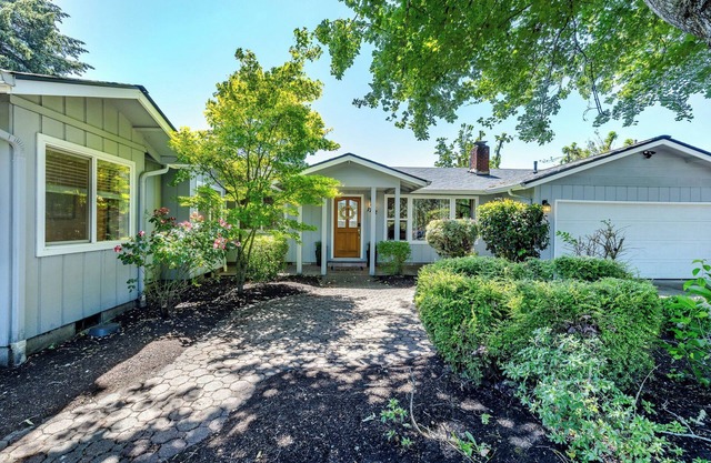 5-bedroom/3 bath home just 5 minutes to University of Oregon, patio/hot tub