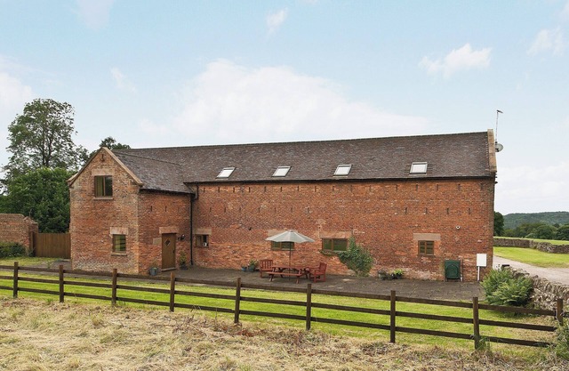 5 bedroom accommodation in Kingsley Holt