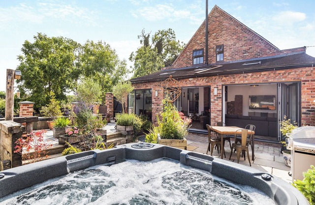 5 bedroom accommodation in Ashbourne