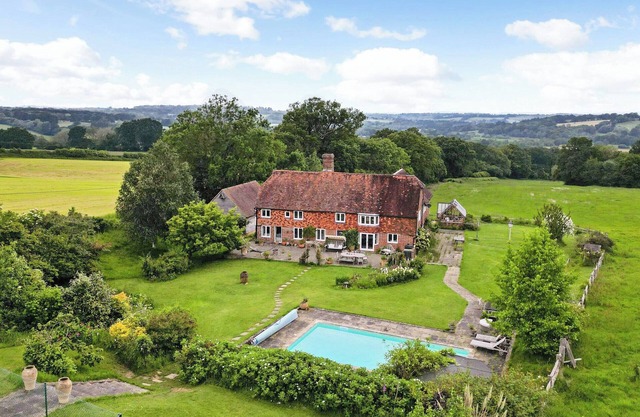 5 bedroom accommodation in Hartfield