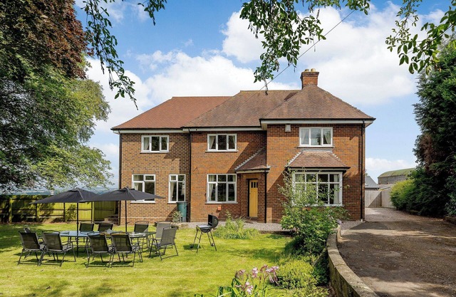 5 bedroom accommodation in Crossway Green, near Stourport-on-Severn