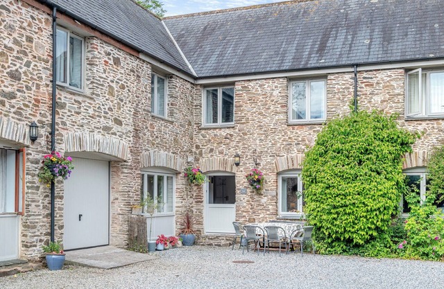 5 bedroom accommodation in Slapton