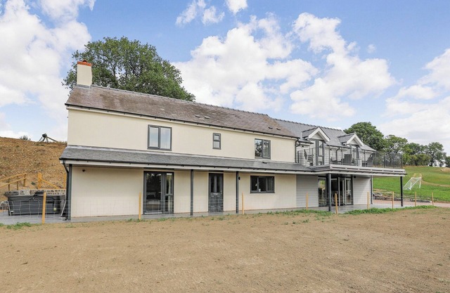 5 bedroom accommodation in Meifod