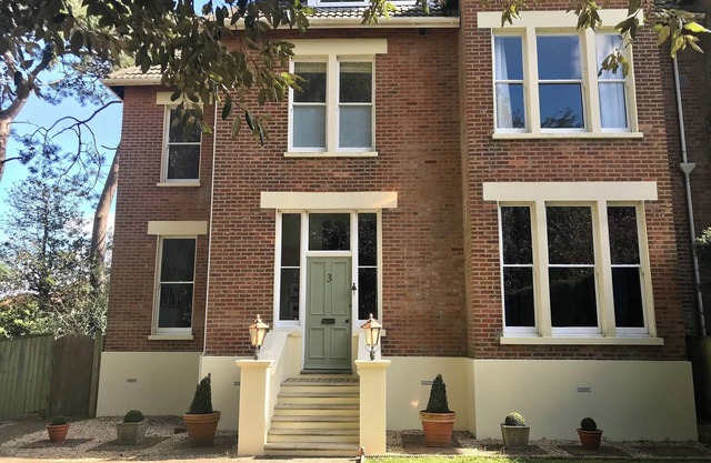 5 bedroom accommodation in Poole