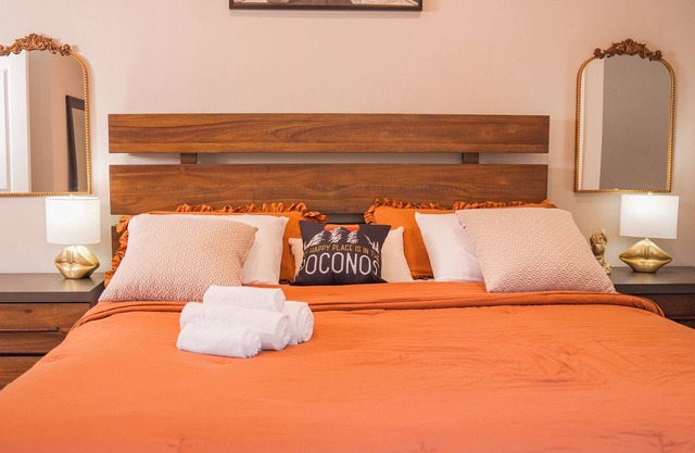 5-bedroom cabin in peaceful Pocono Pines with AC, WiFi, and lots of nature