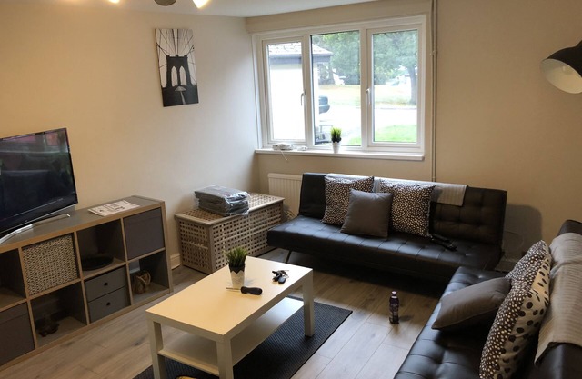 5 Bedroom Camberley Airport Accommodation