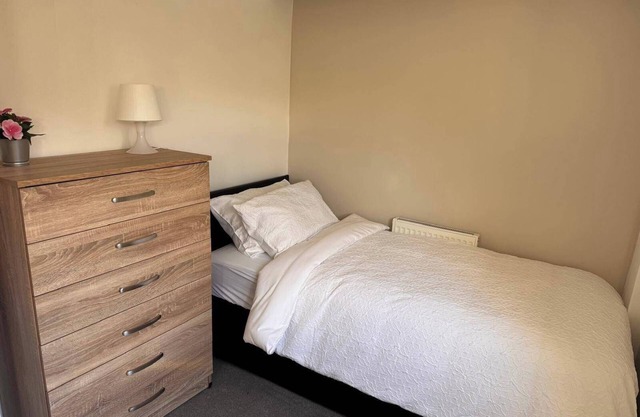 5 Bedroom Cosy Bloxwich Stay - WiFi & Free Parking