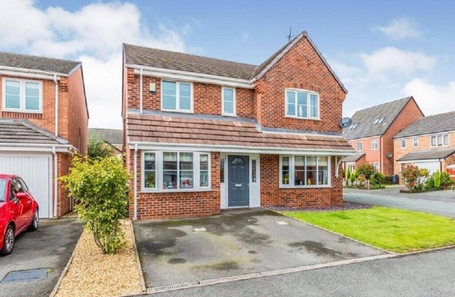 5 BEDROOM/4 BATHROOM MODERN DETACHED HOUSE
