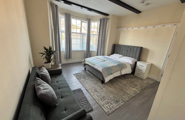 5 Bedroom Holiday Home Luton