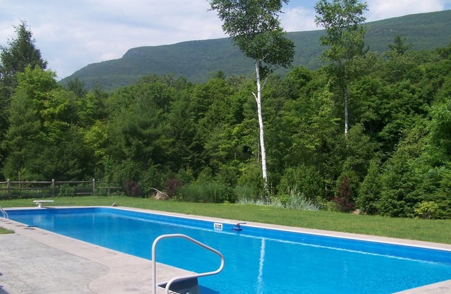 5 bedroom home, mountain views10 Acres, 65' swimming pool,separate pool house