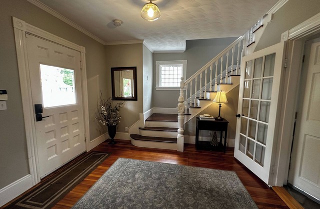 5-bedroom house. Close to airport, bus & train. 10 min from Boston. Sleeps 10.