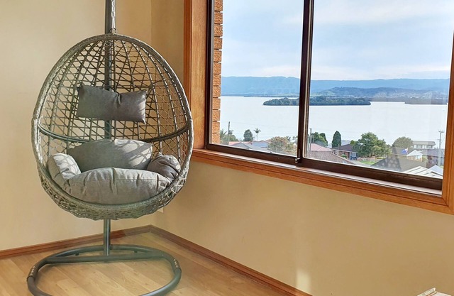5-bedroom house with panoramic lake views