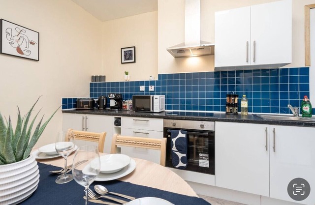 5 Bedroom in-Birkenhead Wirral-Free Parking-Free Internet and work place