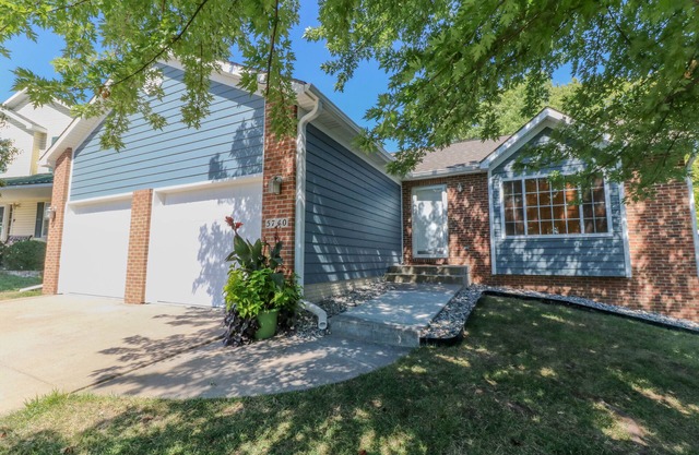 5 Bedroom Lincoln Home 10 Minutes from Downtown