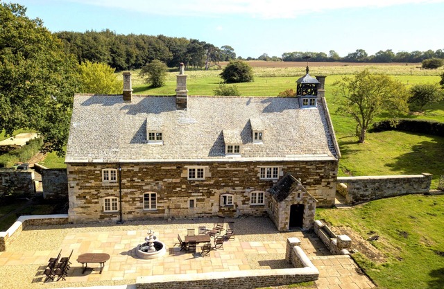 5 bedroom Manor in private parkland with idyllic countryside and lake views