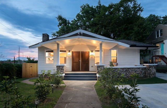 5 Bedroom Modern Farmhouse mins from Downtown