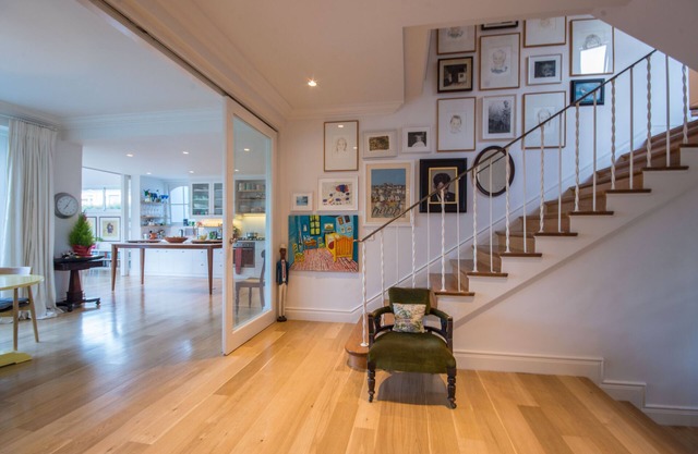 5 Bedroom modern home with spectacular Table Mountain views, pool in Claremont