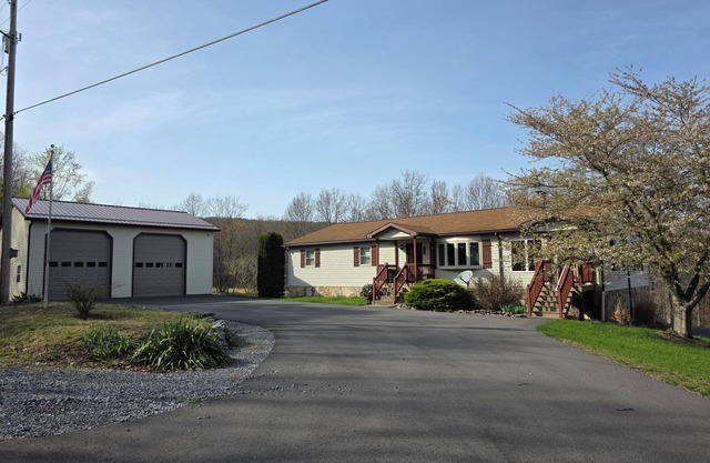 5-bedroom Mountain Home with AC & Hot Tub on 80 acres close to Raystown Resort.
