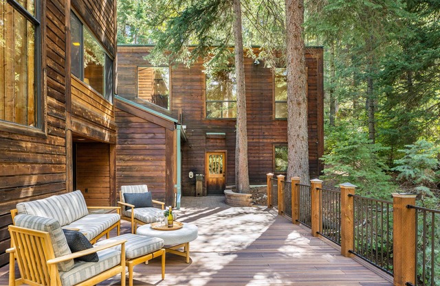 5 BEDROOM, MOUNTAIN VIEWS, SOUNDS OF STREAM, LARGE DECK, HOT TUB, CLASSIC SUNDANCE CABIN
