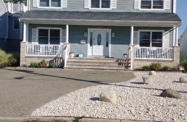 5 Bedroom summer rental 1.5 blocks to beach