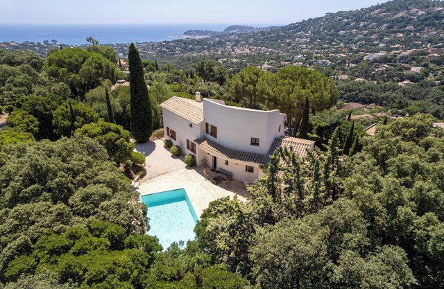 5 bedroom villa, pool, sea view