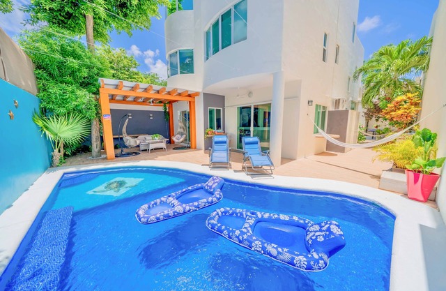 5 Bedroom Villa w/Private Pool, Roof Garden, Amazing Location and Fast Wifi