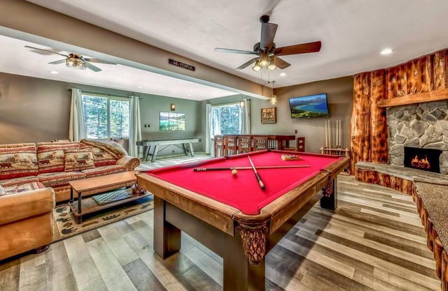 5 Bedroom w/ Den - 5 Bath - Large Hot Tub - Large Game Room, etc..