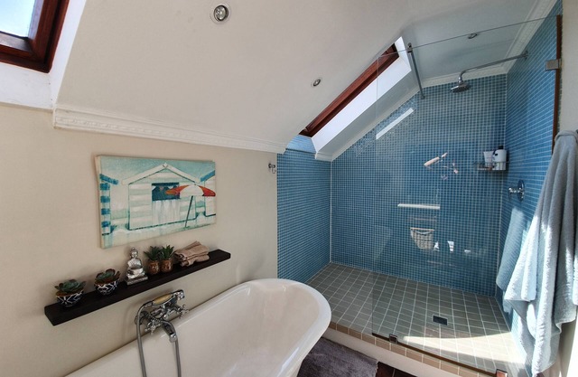 5 bedroomed holiday home in the heart of Capw Town.