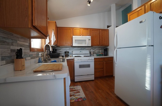 5 Bedrooms 2 Bath 2 Grg 3 King beds 2 Queen beds & a Game Room split level home