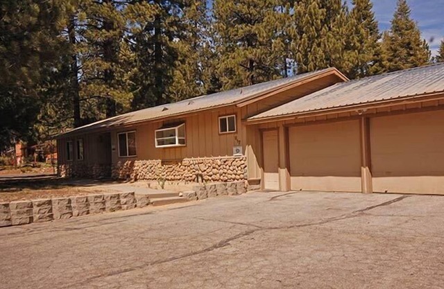 5 Bedrooms Sleeping 10 with Hot Tub - Great Location, Good Rates! 917T~