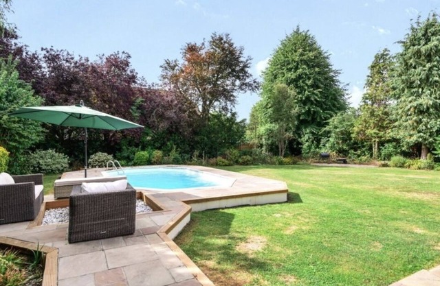 5 bedrooom house with swimming pool large garden trampoline - large terrace