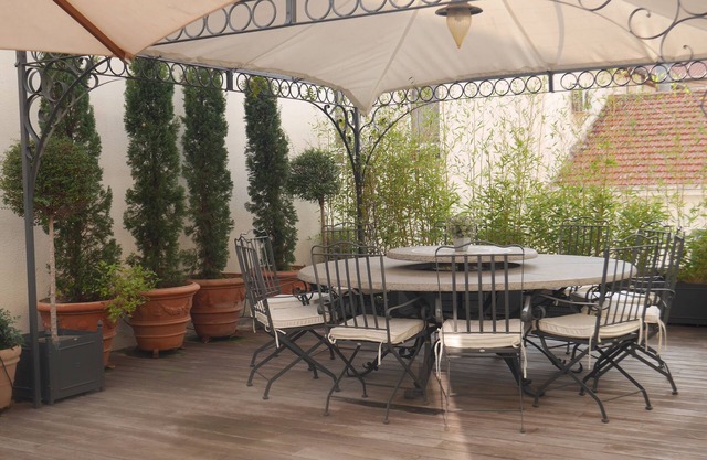 5 beds adjoining apartments, quiet, 2 large Private Roof Terraces, 5 mins Beach
