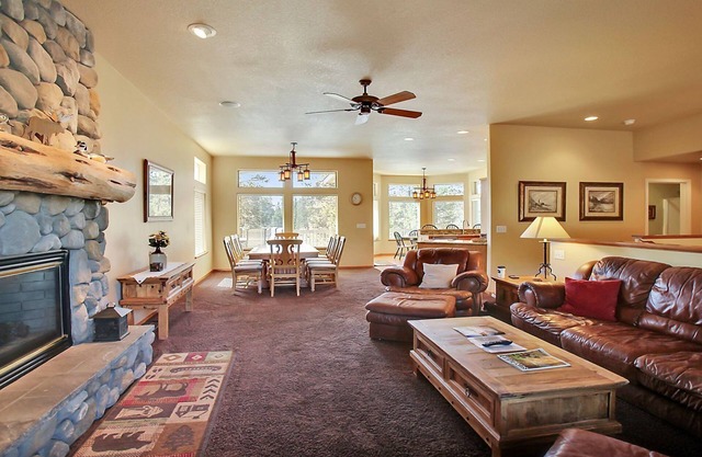 5 Belknap-Sunriver, Oregon: A/C, Hot Tub, BBQ, WiFi, SHARC Aquatics, Tubing Hill, Mt. Bachelor, Golf, Deschutes River, Tennis, Bike Paths