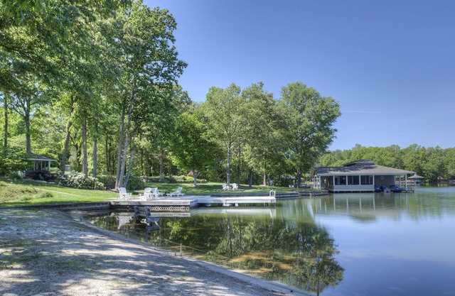 5 BR 3 BA -300ft waterfront W/Dock, Pvt Boat ramp, Beachfront Paradise