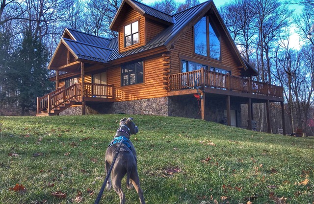 5 BR Cozy Log Cabin next To 7 Springs & Hidden Valley!