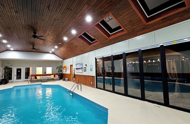 5 BR, Indoor heated pool, hot tub, sauna, two game rooms