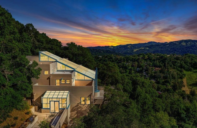 5 Br Sleeps 8! Hot tub~Dog Friendly~Stunning Views
