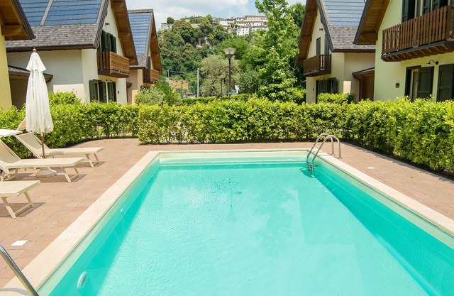 5 chalets with private pool. Pets welcome