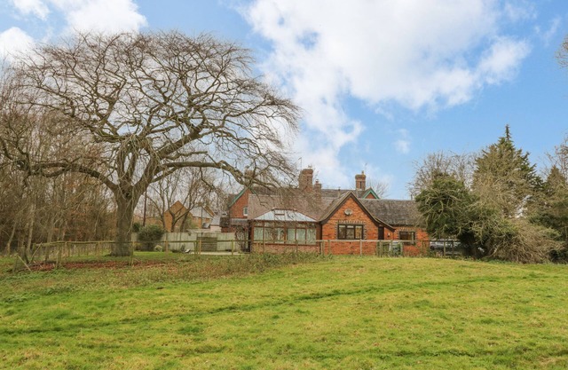 5 GRANGE COTTAGES, pet friendly, with open fire in Priors Marston