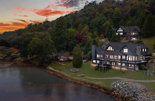 5 King Suites! Directly on the Toccoa with River Views! Theater Room! Arcade!