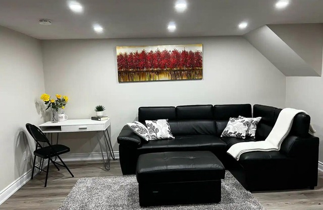 5 Km to Toronto Pearson Airport , Sleeps 4-6