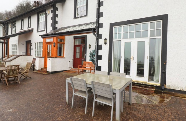 5 LADSTOCK HALL, character holiday cottage, with a garden in Keswick