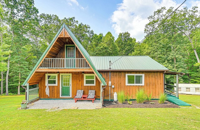 5 Mi to Cave Run Lake: Wellington Cabin w/Deck!
