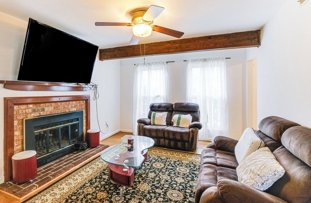 5 Mi to Potomac Mills: Cozy Family Home w/Deck!