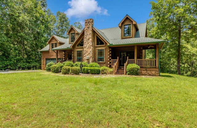 5 miles to Tryon Equestrian Center large log cabin 4 Bedroom 2.5 bath